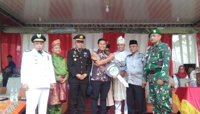 Manager Humas PT Musim Mas Malinton Purba Serahkan CSR Berupa 1 Unit Ambulance kepada Masyarakar Pangkalan Lesung
