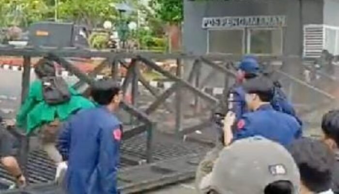Gedung DPR RI Masih Menyala, Begini Kondisi Belakang Gedung Usai Pagar di Jebol