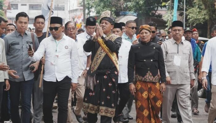 Ribuan Pendukung Antar Suhardiman Amby – Muklisin Daftar ke KPU Kuansing