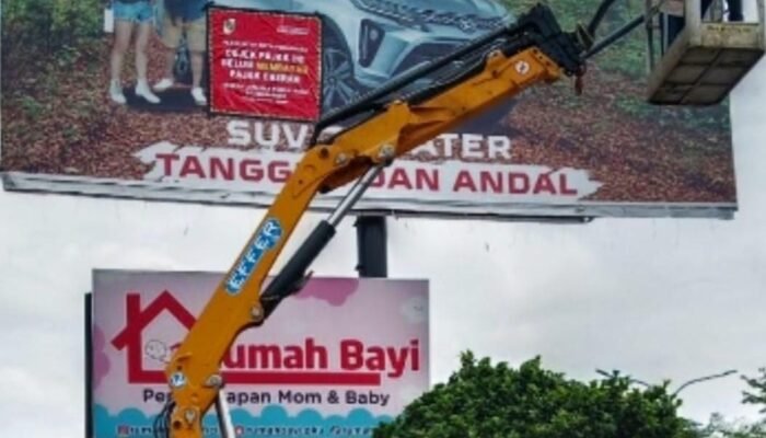 Reklame dan Tiang Reklame Habis Izin Mulai Ditertibkan Tim Bapenda Pekanbaru