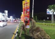 Personil Satpol PP Pekanbaru Tertibkan Reklame yang Berdiri di Taman Simpang 3 Bandara