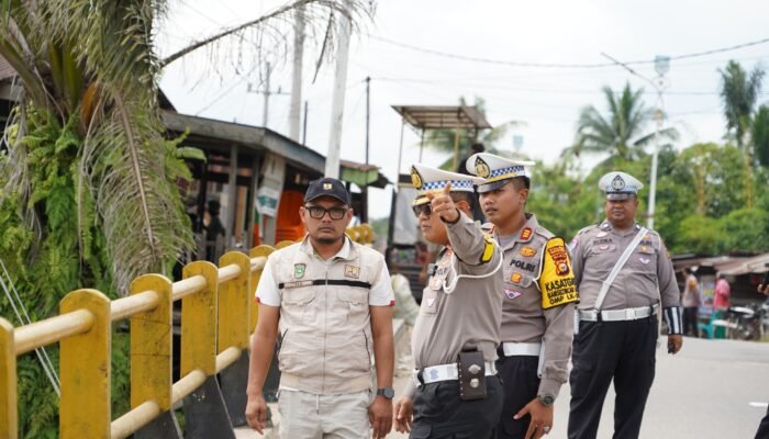 Dirlantas Polda Riau bersama PUPR Riau Tinjau Kondisi Jembatan Sungai Rokan Ujung Batu