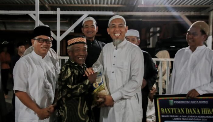 Hadiri Safari Magrib di Jaya Mukti, Walikota Dumai dan Rombongan Salurkan Dana Hibah dan Beras ke Mesjid Nurul Ikhlas