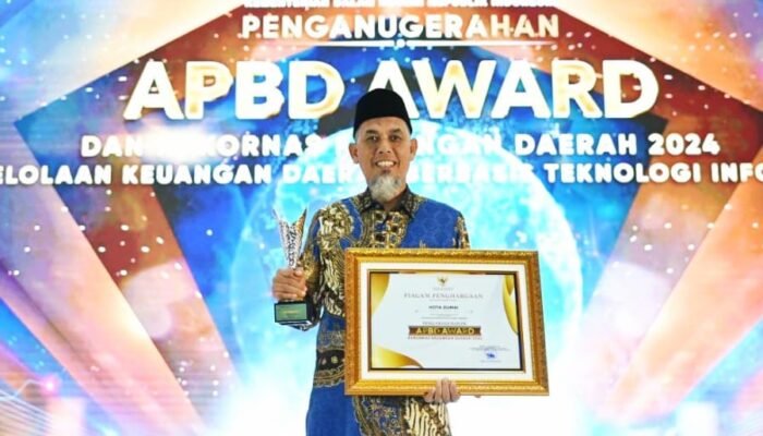 Realisasi Peningkatan PAD Tertinggi Secara Nasional, Wako Dumai H. Paisal Terima Anugerah APBD Award Kemendagri RI