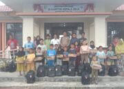 Pj Kades dan Perangkat Desa Beringin Taluk Berikan Bantuan Peralatan Sekolah Untuk Anak – anak Kurang Mampu