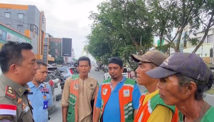 Bantu Sosialisasikan Tarif Parkir yang Baru kepada Jukir, Kasatpol PP Pekanbaru Bang Zoel Lakukan Patroli dan Himbau Jukir Dukung Perwako Terkait Parkir