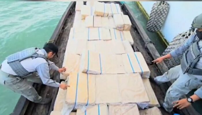 Bakamla Tangkap Kapal Kayu di Perairan Tembilahan, 200 Ball Rokok Ilegal di Amankan
