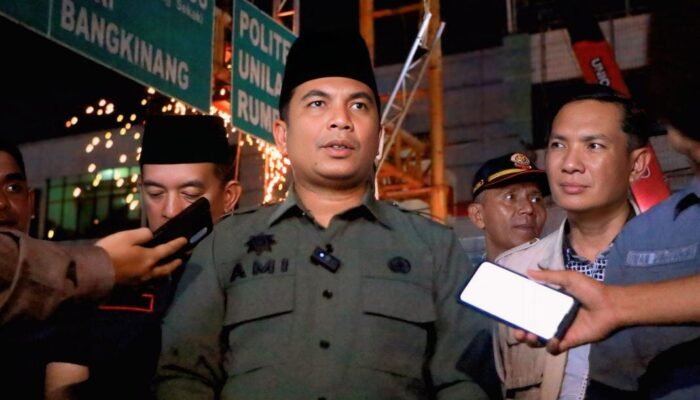 Satgas Pengamanan Aset Bongkar Satu Unit Bando Reklame di Jalan Riau