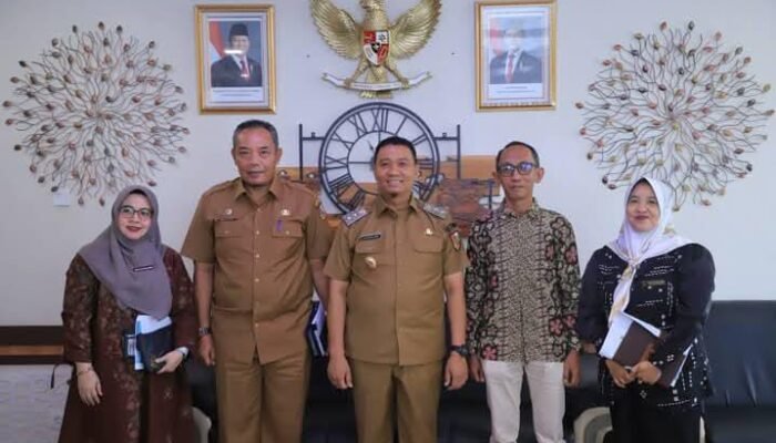 Wawako Pekanbaru Didampingi Asisten II Setdako Menerima Audensi Pengurus PT BPR Pekanbaru Madani