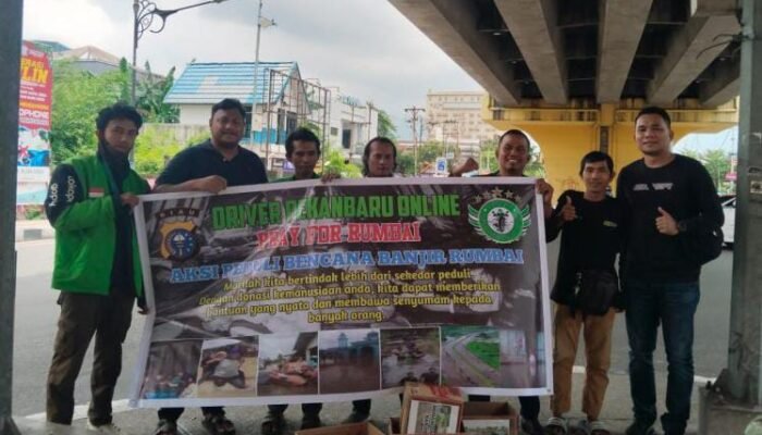 Komunitas Driver Online Pekanbaru dan Polda Riau Bersinergi Bantu Korban Banjir di Rumbai