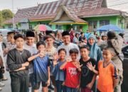 Berbagi di Bulan Berkah, Walikota Pekanbaru Didampingi Sekdako Bagi – Bagi Takjil kepada Pengendara di Jalan Sekolah Rumbai