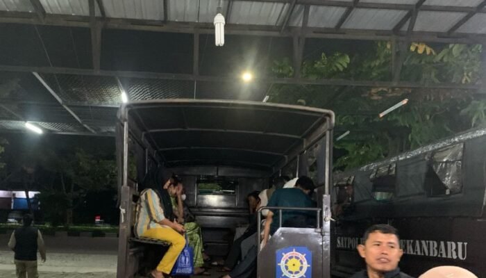 Belasan Pasangan Belum Menikah Kedapatan Ngamar, 17 Orang di Angkut Satpol PP Pekanbaru