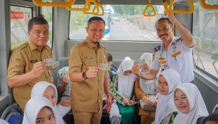 Walikota Pekanbaru Didampingi Kadishub Resmi Launching Bus Transmetro Gratis Khusus Pelajar