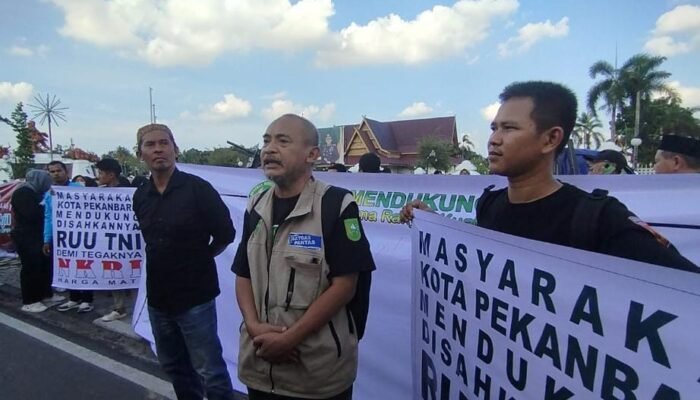 Dukung Revisi UU TNI, Mitra Sunda dan PETIR Bagi – Bagi Takjil Gratis