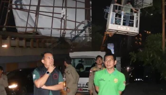 Masyarakat Sambut Gembira Penertiban Tiang Reklame Ilegal di Pekanbaru