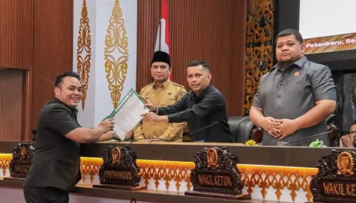Pemko Pekanbaru Terima Pandangan Umum Fraksi Terhadap LKPj 2024