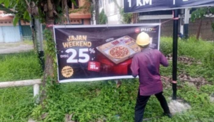 Tertibkan Reklame Yang Merusak Keindahan Tatanan Kota, Bapenda Pekanbaru Sapu Bersih Spanduk Di Pohon