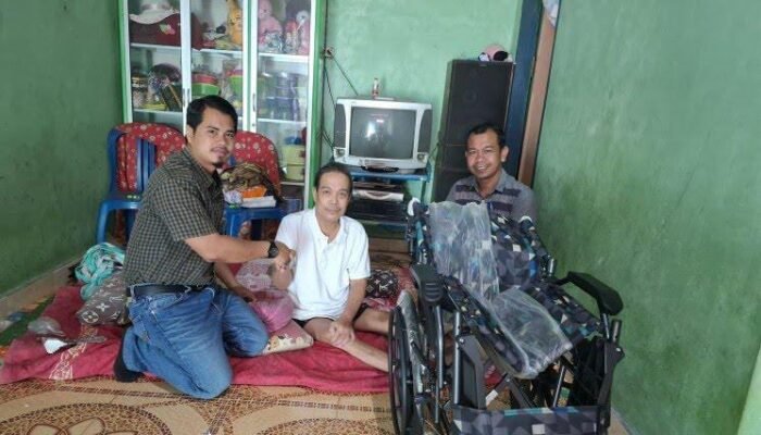 PT Musim Mas Salurkan CSR Kursi Roda Bagi Warga Desa Talau