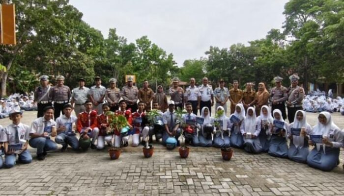Police Go To Scholl, Dirlantas Polda Riau Pimpin Upacara Senin di SMKN 7 Pekanbaru