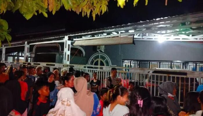 Diduga Selingkuh dan Hamili Janda, Rumah Walid Versi Kades Pulai Permai Kampar di Geruduk Warga