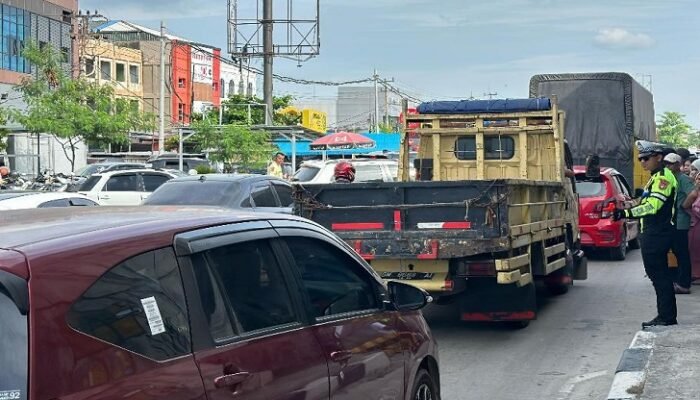 Antisipasi Kemacetan, Personel Ditlantas Polda Riau Siaga di Titik Padat Kendaraan