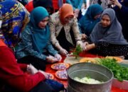 Dapur Umum Dinas Sosial Riau Siapkan 2.000 Porsi Makanan per Hari untuk Pengungsi Banjir