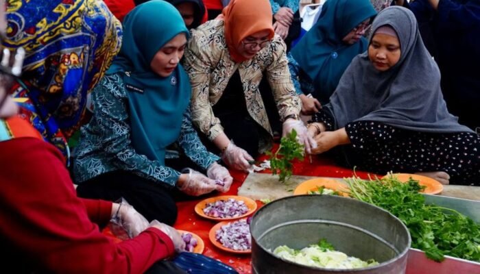 Dapur Umum Dinas Sosial Riau Siapkan 2.000 Porsi Makanan per Hari untuk Pengungsi Banjir