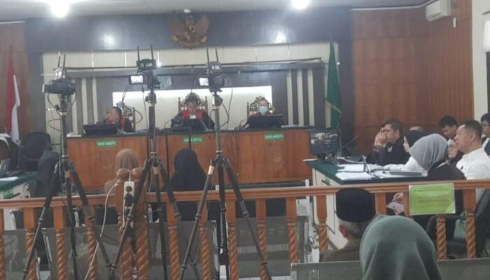 Usai Sidang ke – 5 Dugaan Korupsi Pj Walikota Pekanbaru, Diluar Ruangan Tangis Para Saksi Pecah Saat Bersalaman Dengan Risnandar Mahiwa dan IP, Saksi : Mereka Orang Baik