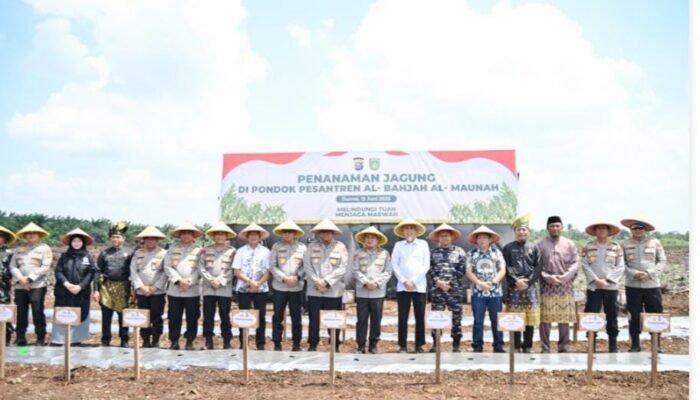 Walikota Dumai Dampingi Kapolda Riau Laksanakan Penanaman Pohon di Kawasan Pesantren