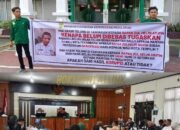 Ditengah Sidang Eks Pj Walikota Pekanbaru Cs Berlangsung, Aksi GMKPR Bentangkan Seruan di Depan PN : Kenapa Zulhelmi Belum Dibebastugaskan