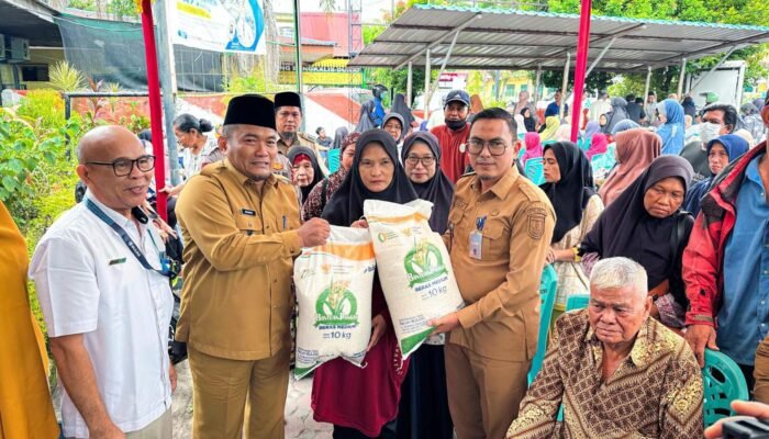 Pemko Dumai Serahkan Bantuan 20 kg Beras Cadangan Pangan untuk 1.230 KPM di Kecamatan Dumai Kota