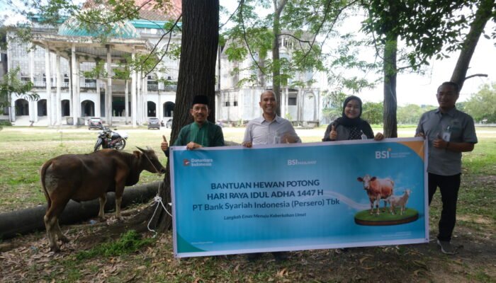 Wujud Kepedulian Sosial, BSI Serahkan Bantuan Hewan Qurban ke UIN Suska Riau