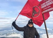 Kibarkan Bendera PDIP di Puncak Gunung Kerinci, Hasto Sampaikan Pesan Menyentuh
