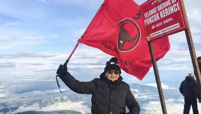 Kibarkan Bendera PDIP di Puncak Gunung Kerinci, Hasto Sampaikan Pesan Menyentuh