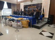 Tim Gabungan Bea Cukai Riau Sita 427 Koli Pakaian Bekas Ilegal, 5 Awak Jadi Tersangka