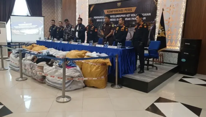 Tim Gabungan Bea Cukai Riau Sita 427 Koli Pakaian Bekas Ilegal, 5 Awak Jadi Tersangka