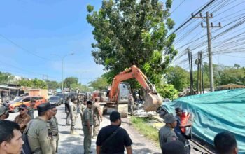 Jadi Penyebab Kemacetan dan Ganggu Lalin, Satpolpp Pekanbaru Bongkar PKL di Jalan HR Soebrantas