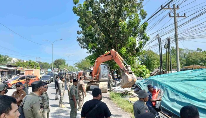 Jadi Penyebab Kemacetan dan Ganggu Lalin, Satpolpp Pekanbaru Bongkar PKL di Jalan HR Soebrantas