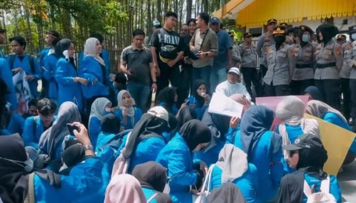 Ratusan Massa BEM UIR Gelar Aksi Damai, Suarakan Segera Audit MBG dan APBN