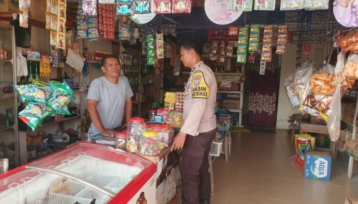 Bhabinkamtibmas Polsek Payung Sekaki Laksanakan Pengecekan Ketersediaan Pangan Ditoko Sembako