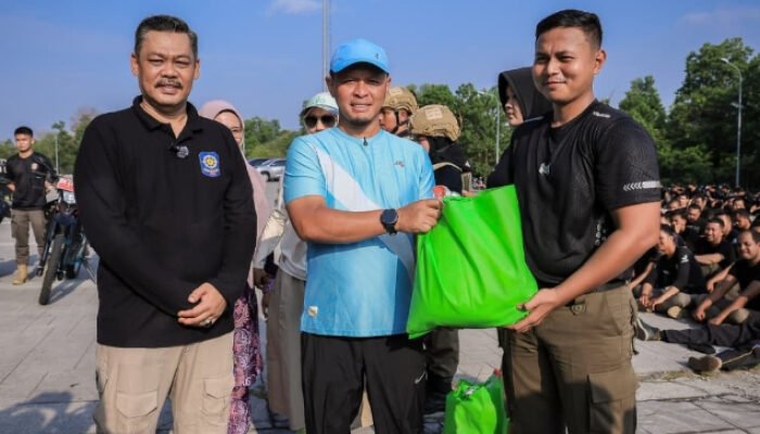 Launching Tim Motoris Satpol PP, Wako Pekanbaru Serahkan Bantuan Sembako dan Uang Tunai ke Ratusan Pegawai