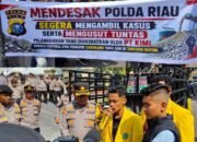 Ratusan Mahasiswa Dari PMPKK Tabur Bunga di Mapolda Riau. Desak Pengusutan Tuntas Kecelakaan Kerja PT KIMI